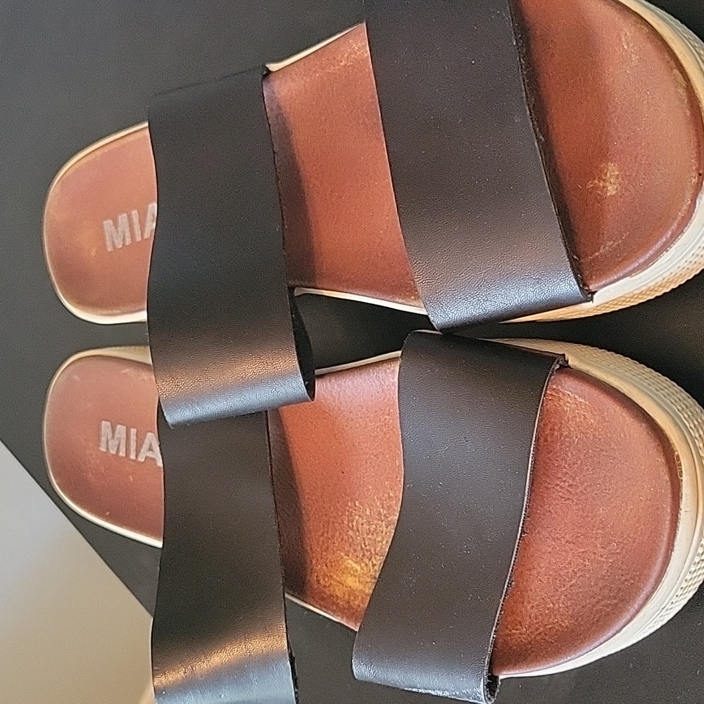 Women's MIA sandal. 2 black leather straps across top of foot, size 8